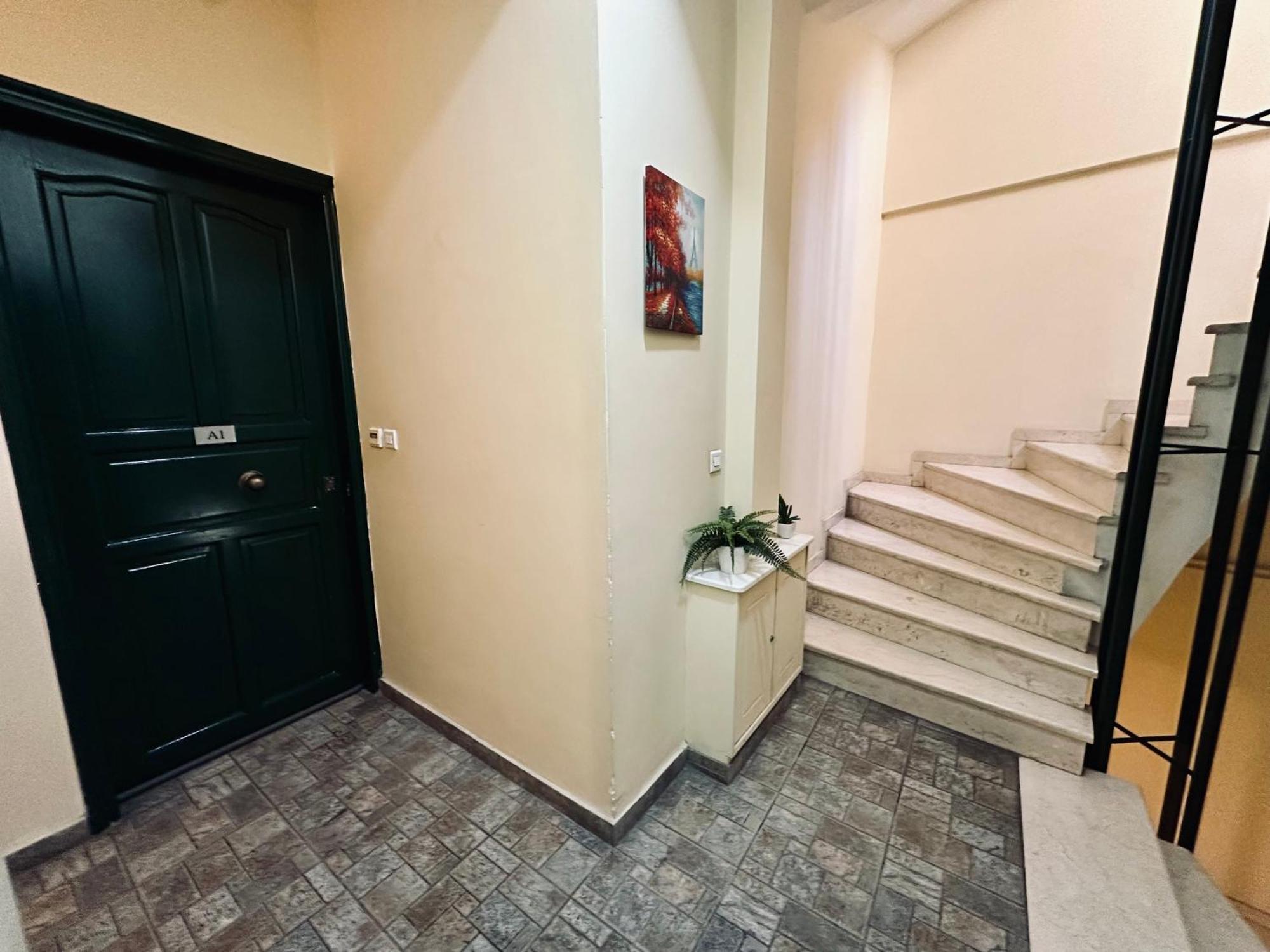 Cozy Apartments Mc Queen Афины Экстерьер фото